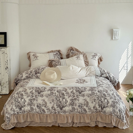 91家纺网 家纺一手货源 找家纺 惯盈家纺 2023新款牛奶绒四件套数码印花刺绣荷叶边-莫奈系列 卡其