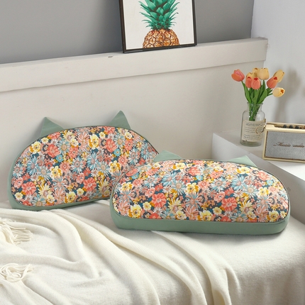 91家纺网 家纺一手货源 找家纺 明星枕业 2023新款水洗棉格子花草枕猫耳朵荞麦壳枕头 花颜月色