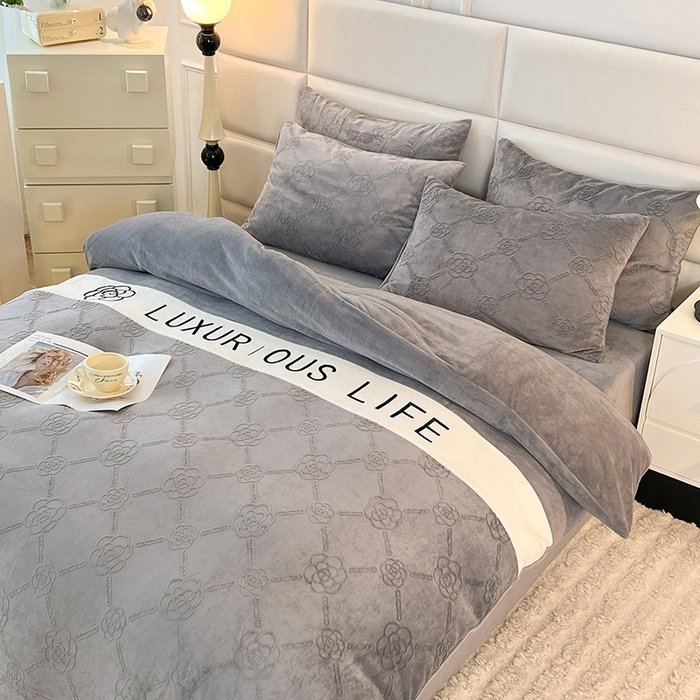 91家纺网 家纺一手货源 找家纺 绒兔兔 2023新款雕花烂花牛奶绒刺绣四件套 克洛伊系列 克洛伊-灰色