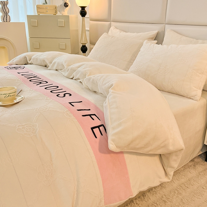 91家纺网 家纺一手货源 找家纺 绒兔兔 2023新款雕花烂花牛奶绒刺绣四件套 克洛伊系列 克洛伊-奶白