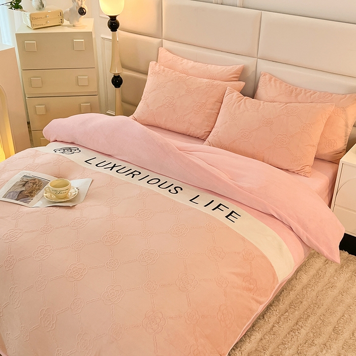 91家纺网 家纺一手货源 找家纺 绒兔兔 2023新款雕花烂花牛奶绒刺绣四件套 克洛伊系列 克洛伊-粉色