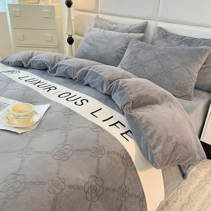 91家纺网 家纺一手货源 找家纺 绒兔兔 2023新款雕花烂花牛奶绒刺绣四件套 克洛伊系列 克洛伊-灰色