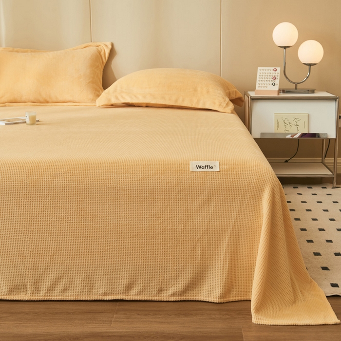 91家纺网 家纺一手货源 找家纺 吾诺 2023秋冬 华夫格绒床单枕套床笠毯子单品系列 - 牛奶绒床单 大豆黄