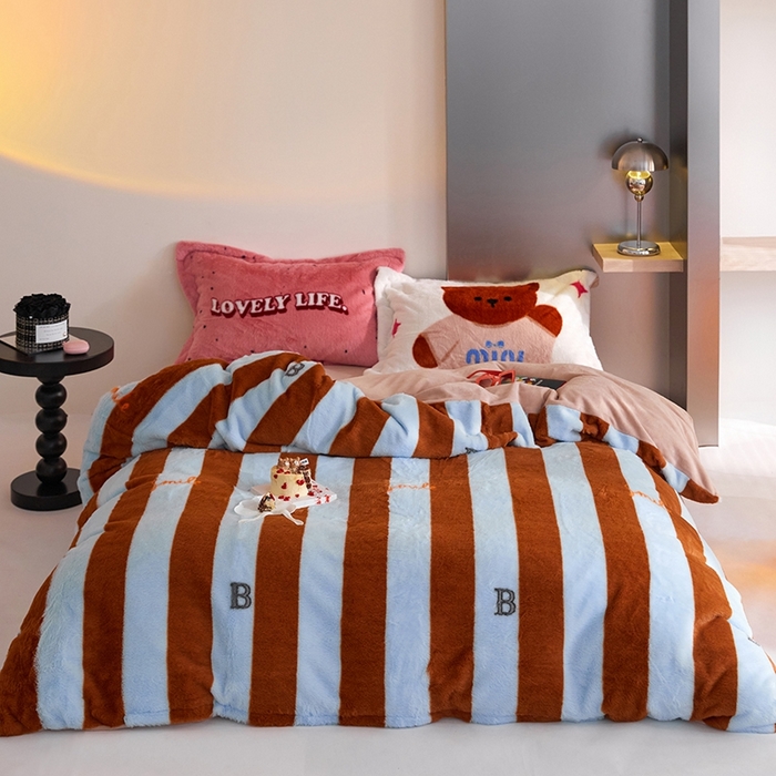 91家纺网 家纺一手货源 找家纺 金奇达 2023新款牛奶绒兔毛绒多巴胺摸摸兔四件套 卡其熊