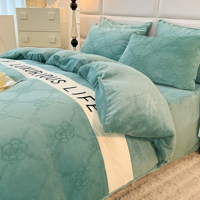 91家纺网 家纺一手货源 找家纺 绒兔兔 2023新款雕花烂花牛奶绒刺绣四件套 克洛伊系列 克洛伊-碧绿