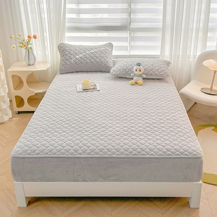 91家纺网 家纺一手货源 找家纺 梵朴 2023新款牛奶绒夹棉床笠 纯色-气质灰