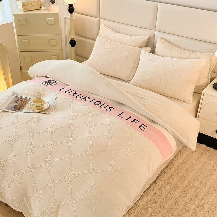 91家纺网 家纺一手货源 找家纺 绒兔兔 2023新款雕花烂花牛奶绒刺绣四件套 克洛伊系列 克洛伊-奶白