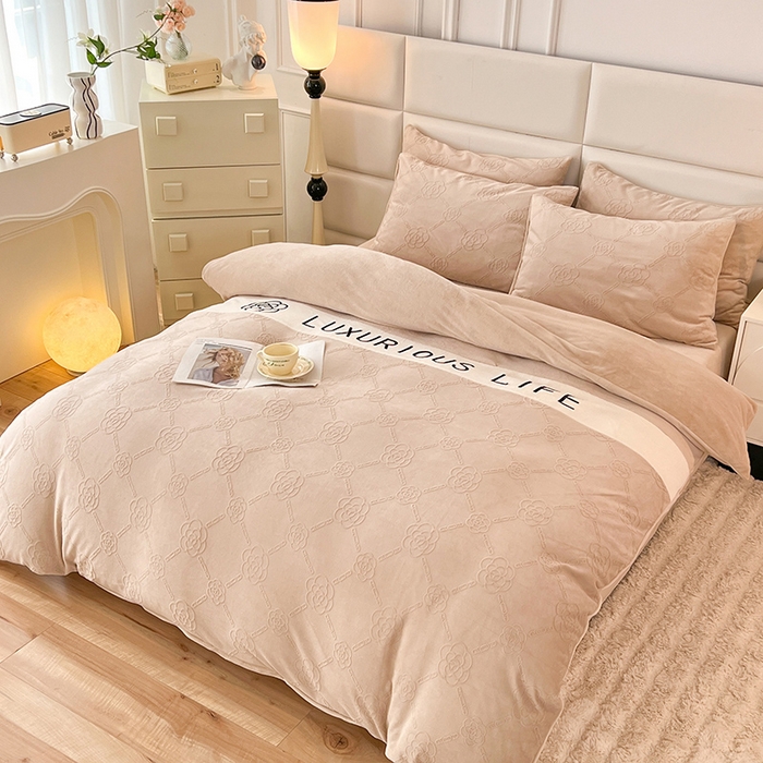 91家纺网 家纺一手货源 找家纺 绒兔兔 2023新款雕花烂花牛奶绒刺绣四件套 克洛伊系列 克洛伊-卡其