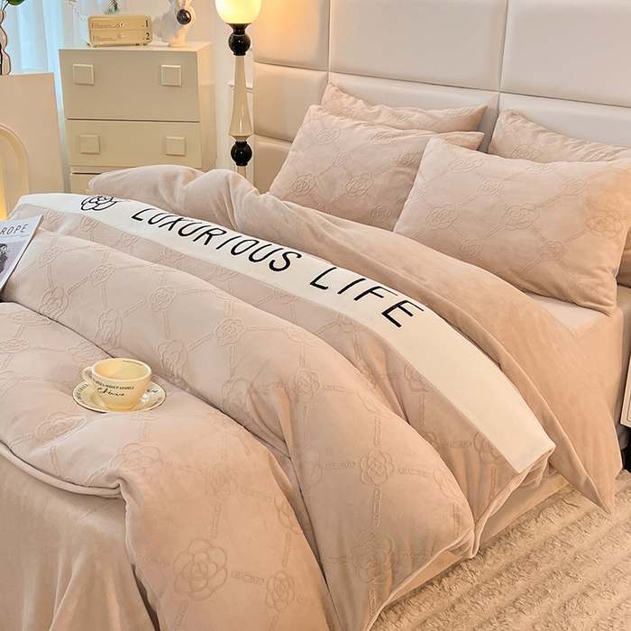 91家纺网 家纺一手货源 找家纺 绒兔兔 2023新款雕花烂花牛奶绒刺绣四件套 克洛伊系列 克洛伊-卡其