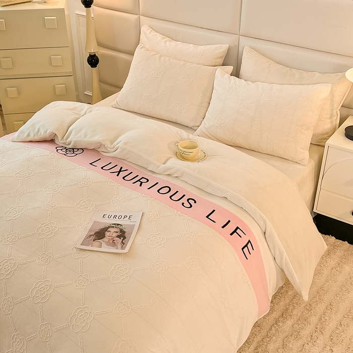 91家纺网 家纺一手货源 找家纺 绒兔兔 2023新款雕花烂花牛奶绒刺绣四件套 克洛伊系列 克洛伊-奶白