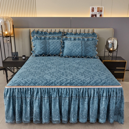 91家纺网 家纺一手货源 找家纺 网红馆 2025新款可拆卸天鹅绒夹棉床裙三件套-城市魅影 城市魅影 梦蓝