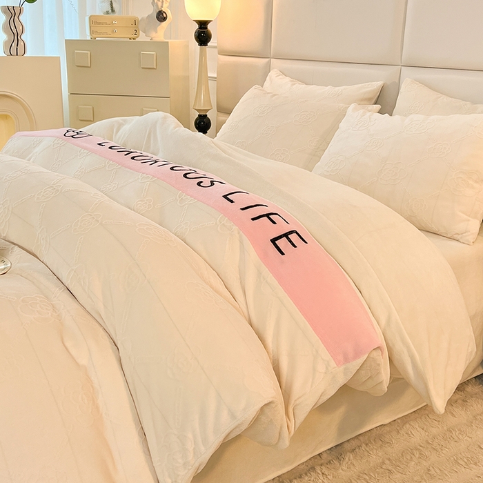 91家纺网 家纺一手货源 找家纺 绒兔兔 2023新款雕花烂花牛奶绒刺绣四件套 克洛伊系列 克洛伊-奶白