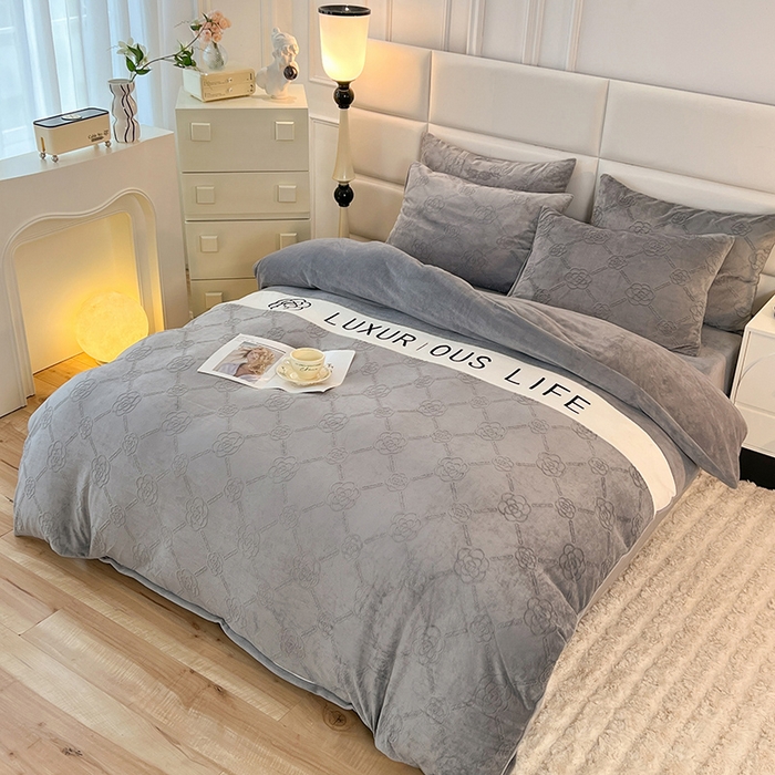 91家纺网 家纺一手货源 找家纺 绒兔兔 2023新款雕花烂花牛奶绒刺绣四件套 克洛伊系列 克洛伊-灰色