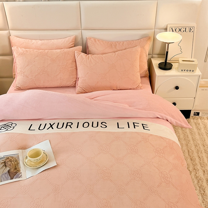 91家纺网 家纺一手货源 找家纺 绒兔兔 2023新款雕花烂花牛奶绒刺绣四件套 克洛伊系列 克洛伊-粉色