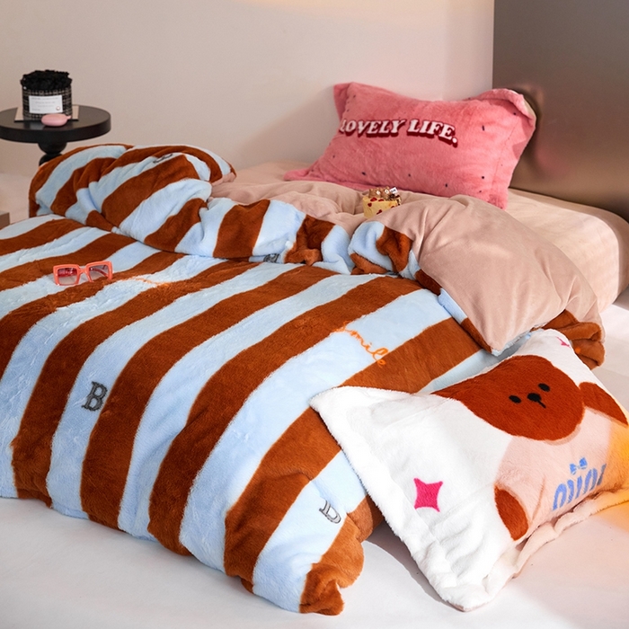 91家纺网 家纺一手货源 找家纺 金奇达 2023新款牛奶绒兔毛绒多巴胺摸摸兔四件套 卡其熊