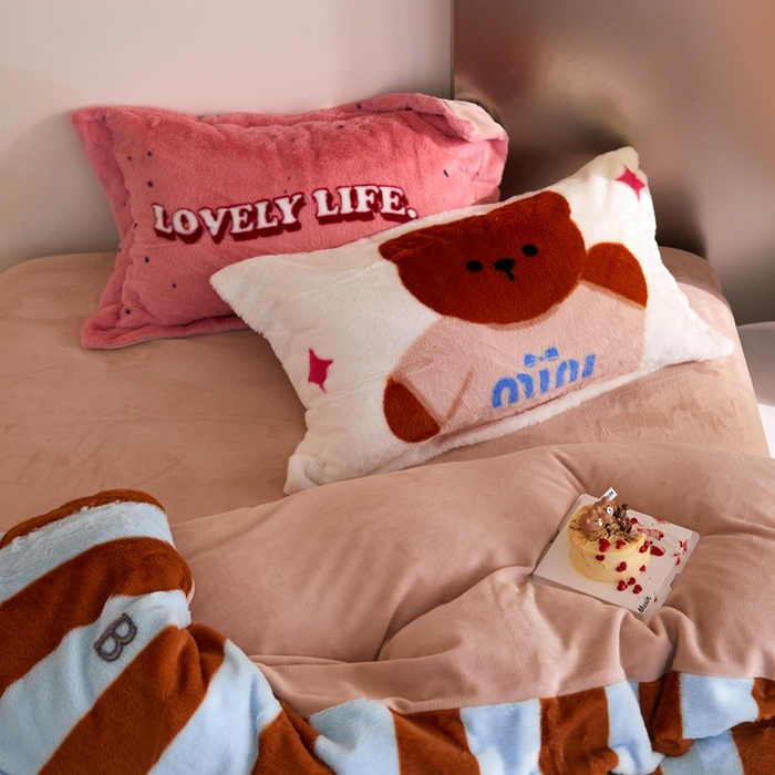 91家纺网 家纺一手货源 找家纺 金奇达 2023新款牛奶绒兔毛绒多巴胺摸摸兔四件套 卡其熊