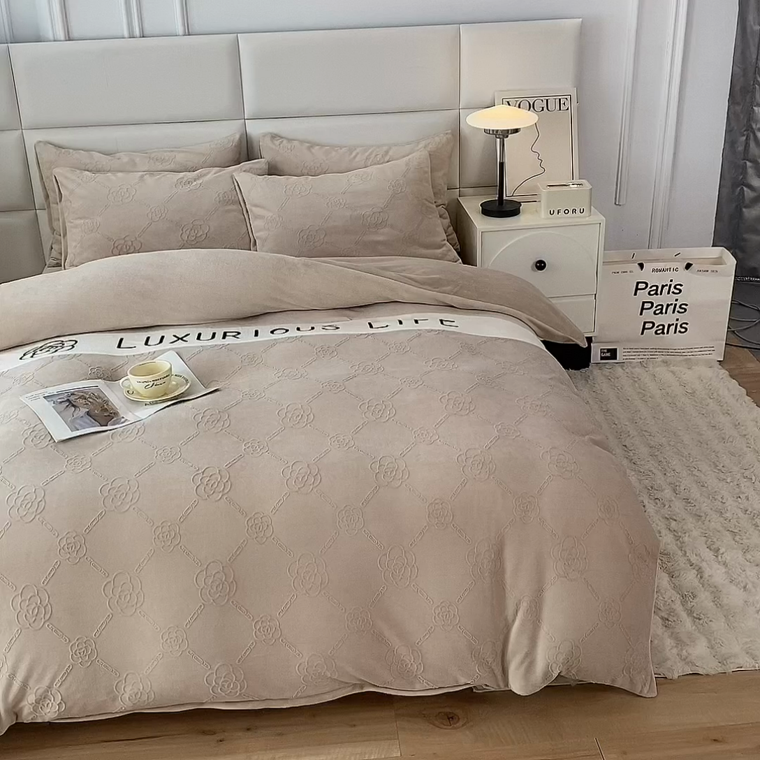 91家纺网 家纺一手货源 找家纺 绒兔兔 2023新款雕花烂花牛奶绒刺绣四件套 克洛伊系列 克洛伊-卡其