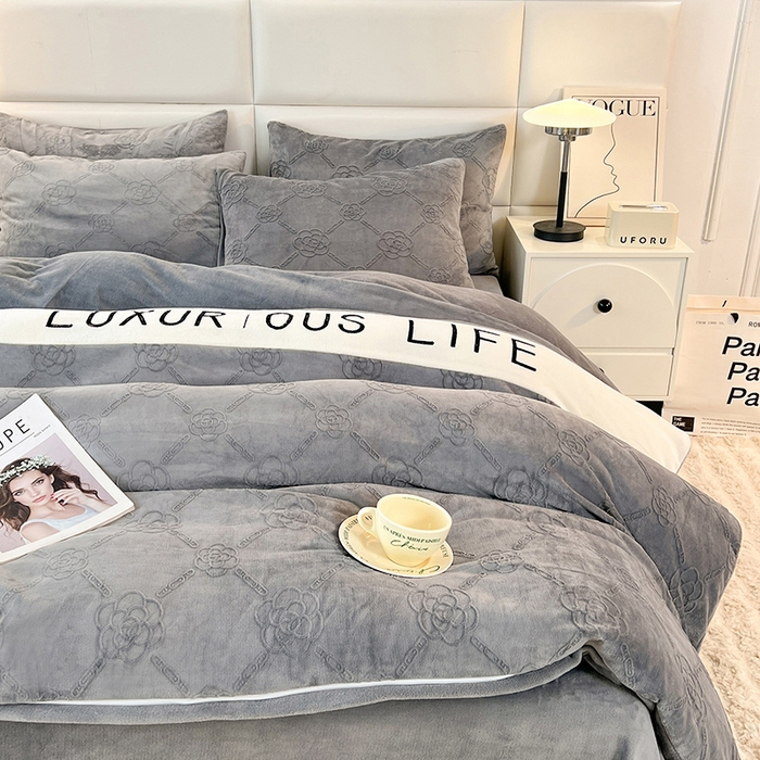 91家纺网 家纺一手货源 找家纺 绒兔兔 2023新款雕花烂花牛奶绒刺绣四件套 克洛伊系列 克洛伊-灰色