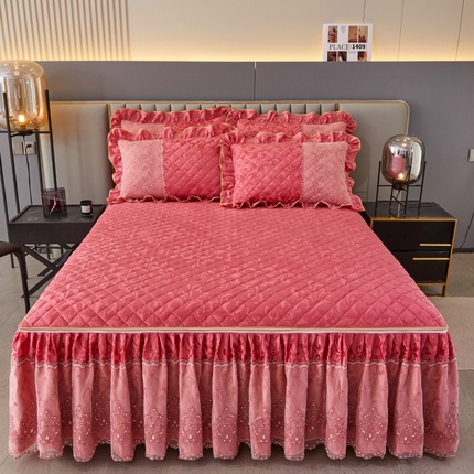 91家纺网 家纺一手货源 找家纺 网红馆 2025新款可拆卸天鹅绒夹棉床裙三件套-城市魅影 城市魅影 胭脂红
