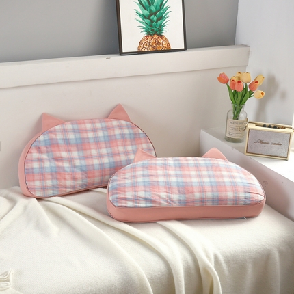 91家纺网 家纺一手货源 找家纺 明星枕业 2023新款水洗棉格子花草枕猫耳朵荞麦壳枕头 维希格粉