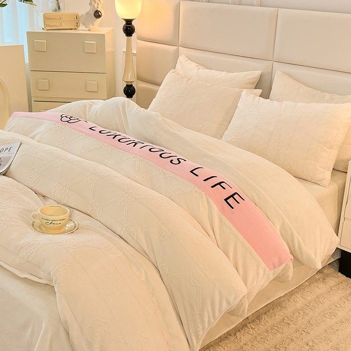 91家纺网 家纺一手货源 找家纺 绒兔兔 2023新款雕花烂花牛奶绒刺绣四件套 克洛伊系列 克洛伊-奶白