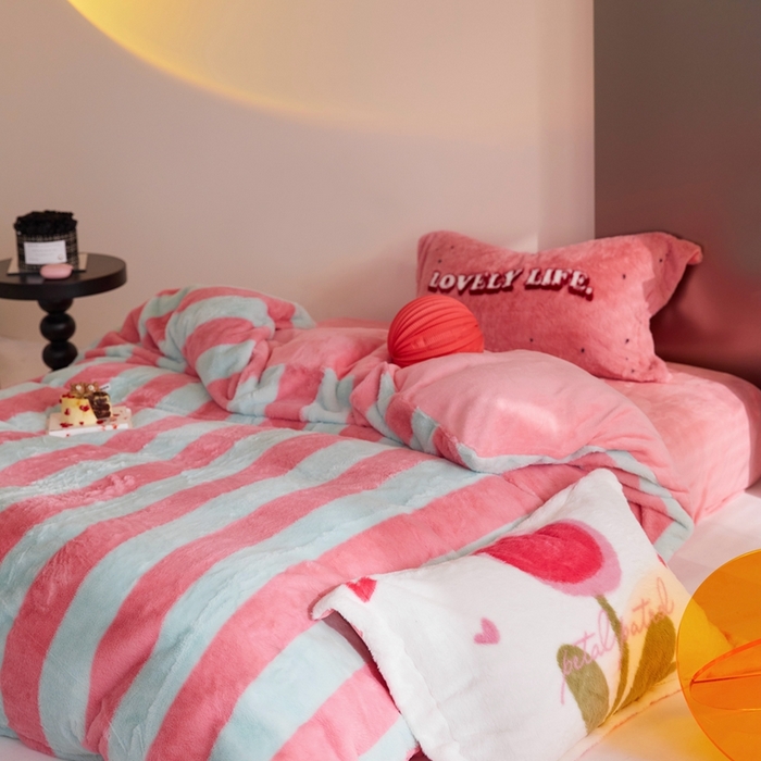 91家纺网 家纺一手货源 找家纺 金奇达 2023新款牛奶绒兔毛绒多巴胺摸摸兔四件套 青柠格