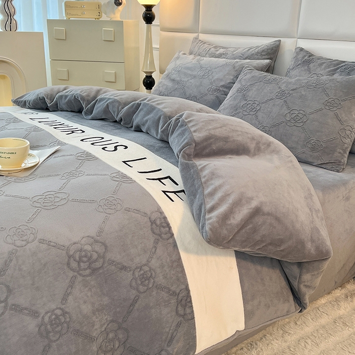 91家纺网 家纺一手货源 找家纺 绒兔兔 2023新款雕花烂花牛奶绒刺绣四件套 克洛伊系列 克洛伊-灰色