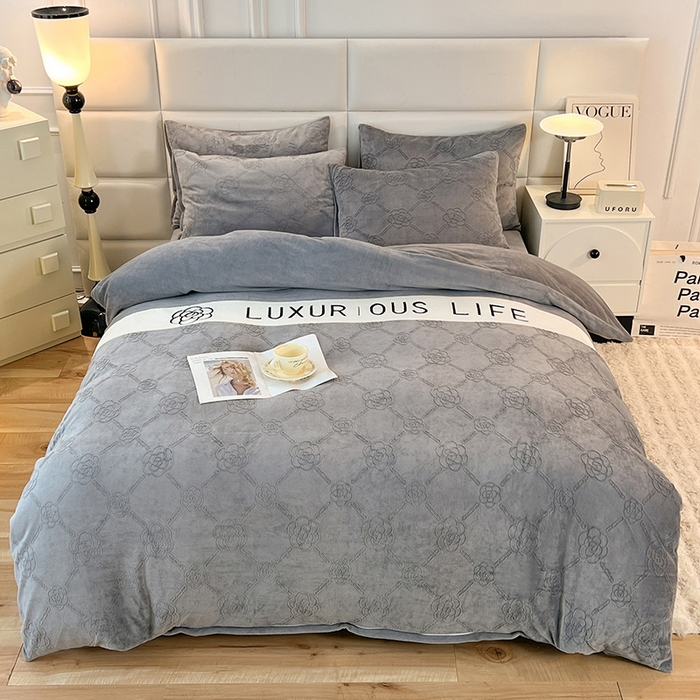 91家纺网 家纺一手货源 找家纺 绒兔兔 2023新款雕花烂花牛奶绒刺绣四件套 克洛伊系列 克洛伊-灰色