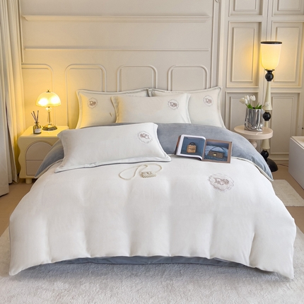 91家纺网 家纺一手货源 找家纺 总宜家坊 2023牛奶绒双拼小香风刺绣贴布绣四件套-戴安娜（含买家秀）