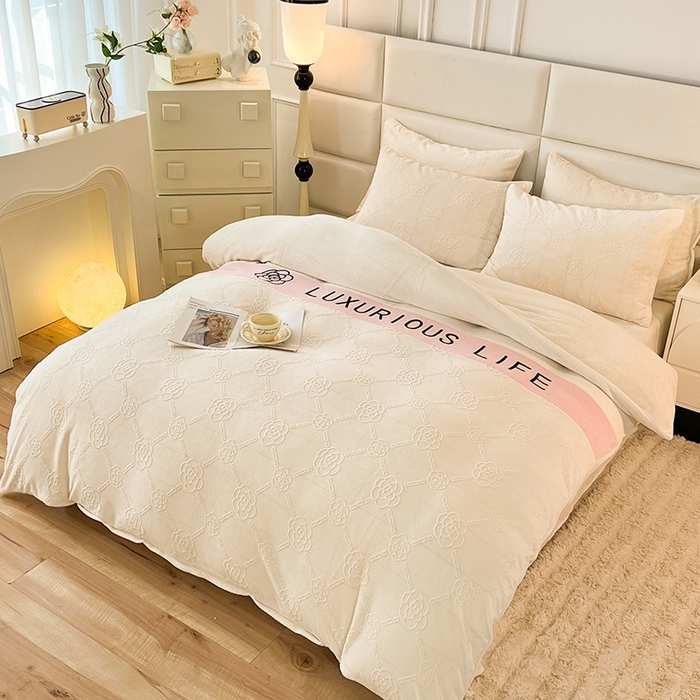 91家纺网 家纺一手货源 找家纺 绒兔兔 2023新款雕花烂花牛奶绒刺绣四件套 克洛伊系列 克洛伊-奶白