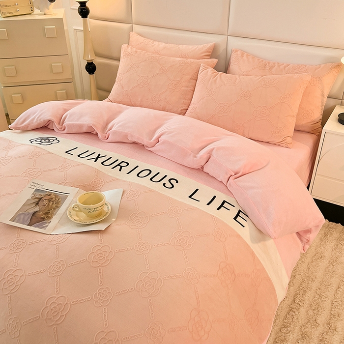 91家纺网 家纺一手货源 找家纺 绒兔兔 2023新款雕花烂花牛奶绒刺绣四件套 克洛伊系列 克洛伊-粉色