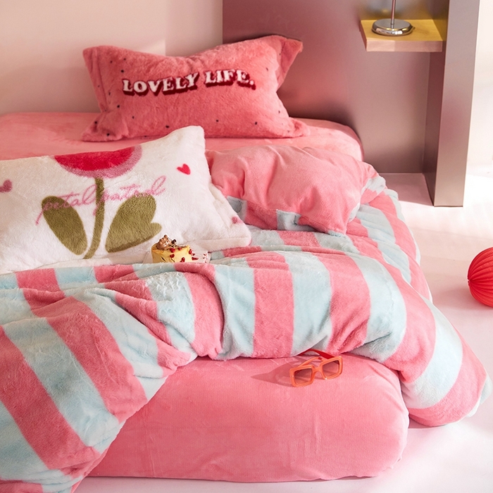 91家纺网 家纺一手货源 找家纺 金奇达 2023新款牛奶绒兔毛绒多巴胺摸摸兔四件套 青柠格