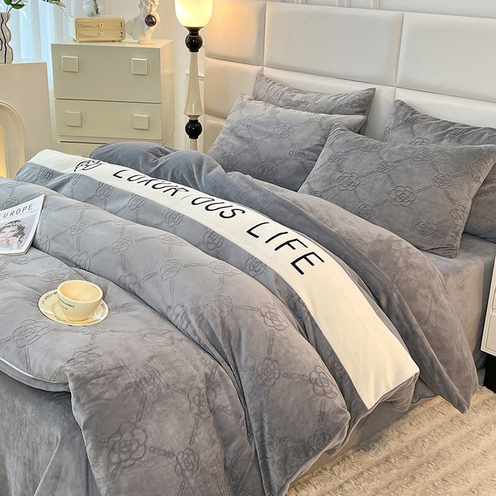 91家纺网 家纺一手货源 找家纺 绒兔兔 2023新款雕花烂花牛奶绒刺绣四件套 克洛伊系列 克洛伊-灰色