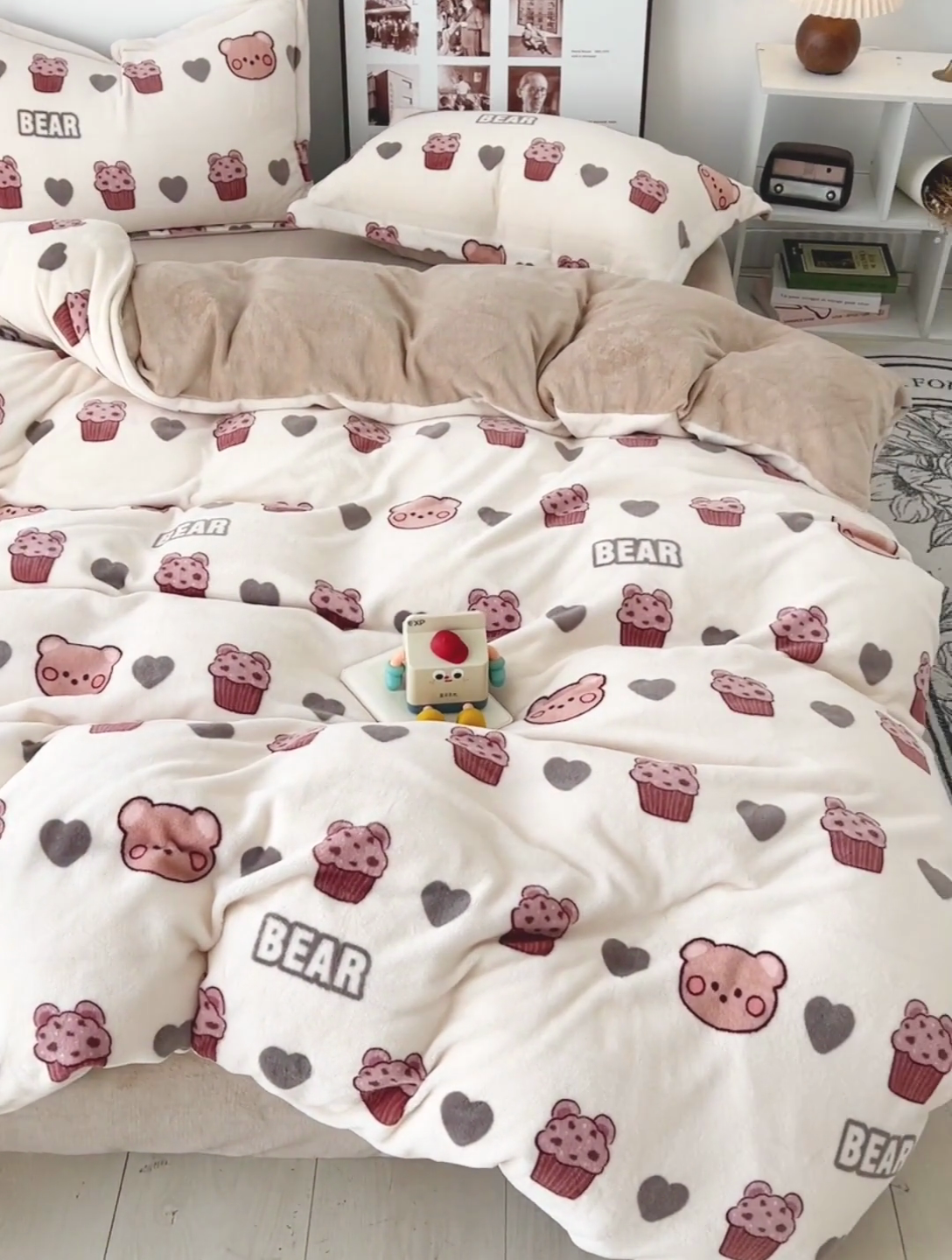 91家纺网 家纺一手货源 找家纺 乐童2024新款吊边款牛奶绒四件套 饼干熊