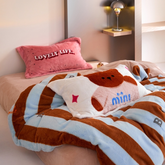 91家纺网 家纺一手货源 找家纺 金奇达 2023新款牛奶绒兔毛绒多巴胺摸摸兔四件套 卡其熊