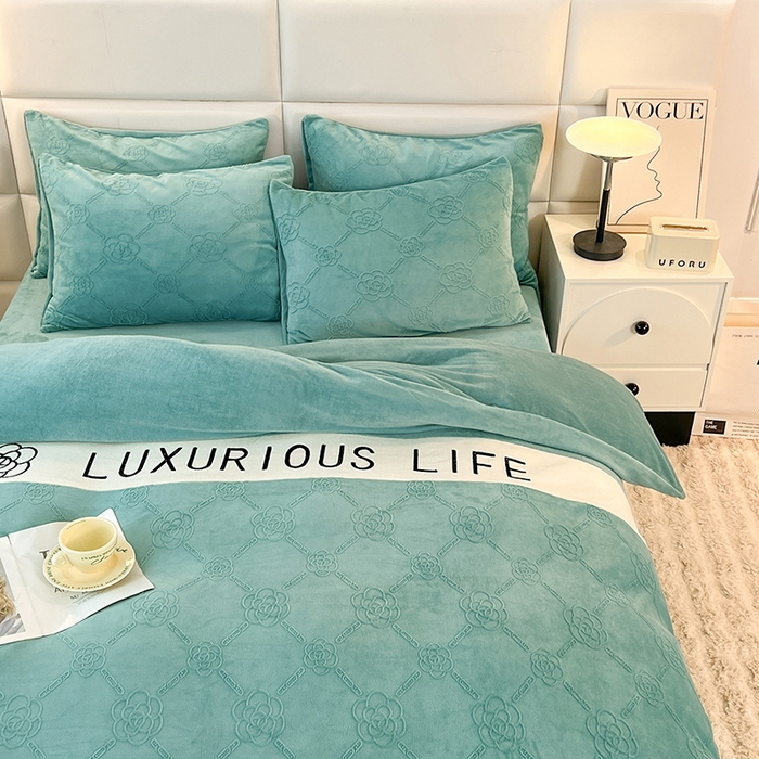 91家纺网 家纺一手货源 找家纺 绒兔兔 2023新款雕花烂花牛奶绒刺绣四件套 克洛伊系列 克洛伊-碧绿