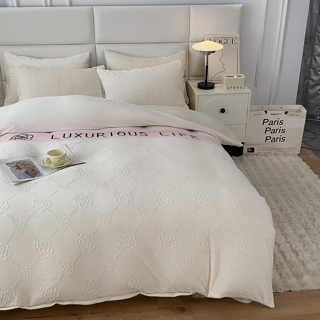 91家纺网 家纺一手货源 找家纺 绒兔兔 2023新款雕花烂花牛奶绒刺绣四件套 克洛伊系列 克洛伊-奶白