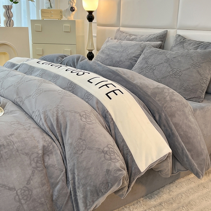 91家纺网 家纺一手货源 找家纺 绒兔兔 2023新款雕花烂花牛奶绒刺绣四件套 克洛伊系列 克洛伊-灰色