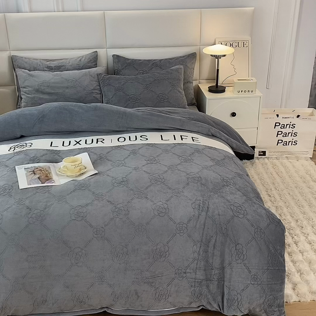 91家纺网 家纺一手货源 找家纺 绒兔兔 2023新款雕花烂花牛奶绒刺绣四件套 克洛伊系列 克洛伊-灰色