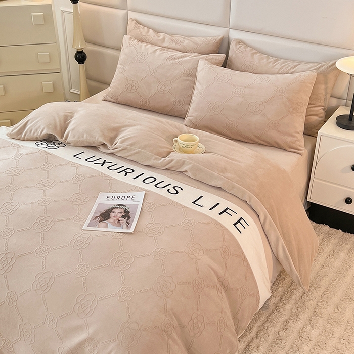 91家纺网 家纺一手货源 找家纺 绒兔兔 2023新款雕花烂花牛奶绒刺绣四件套 克洛伊系列 克洛伊-卡其