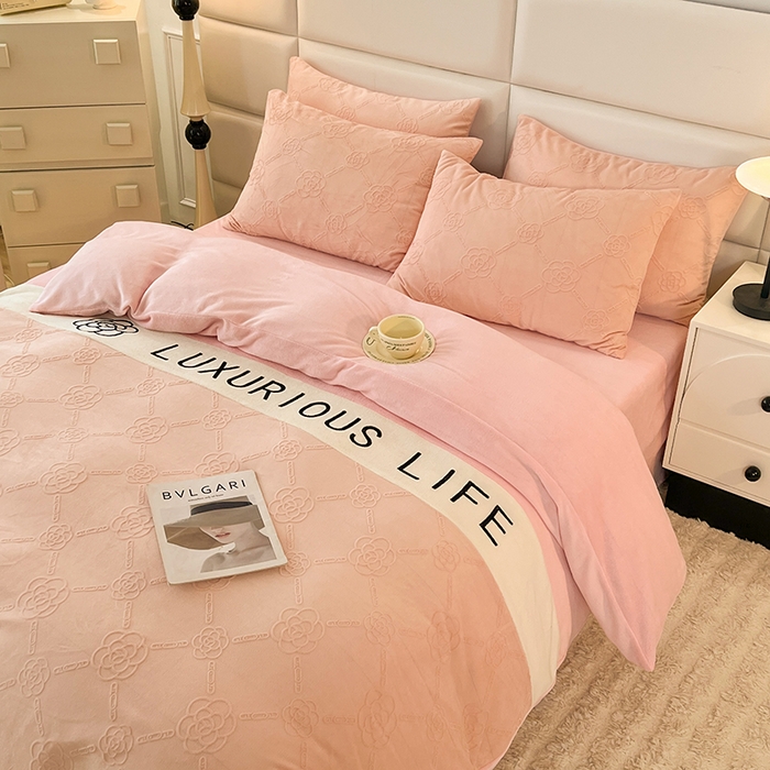 91家纺网 家纺一手货源 找家纺 绒兔兔 2023新款雕花烂花牛奶绒刺绣四件套 克洛伊系列 克洛伊-粉色