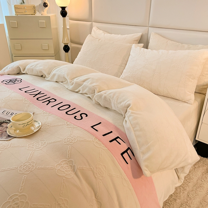 91家纺网 家纺一手货源 找家纺 绒兔兔 2023新款雕花烂花牛奶绒刺绣四件套 克洛伊系列 克洛伊-奶白