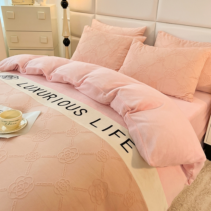 91家纺网 家纺一手货源 找家纺 绒兔兔 2023新款雕花烂花牛奶绒刺绣四件套 克洛伊系列 克洛伊-粉色