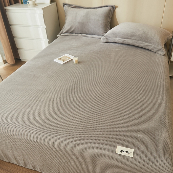 91家纺网 家纺一手货源 找家纺 吾诺 2023秋冬 华夫格绒床单枕套床笠毯子单品系列 - 牛奶绒床单 浅灰色