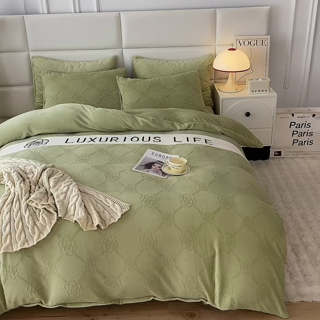 91家纺网 家纺一手货源 找家纺 绒兔兔 2023新款雕花烂花牛奶绒刺绣四件套 克洛伊系列 克洛伊-果绿