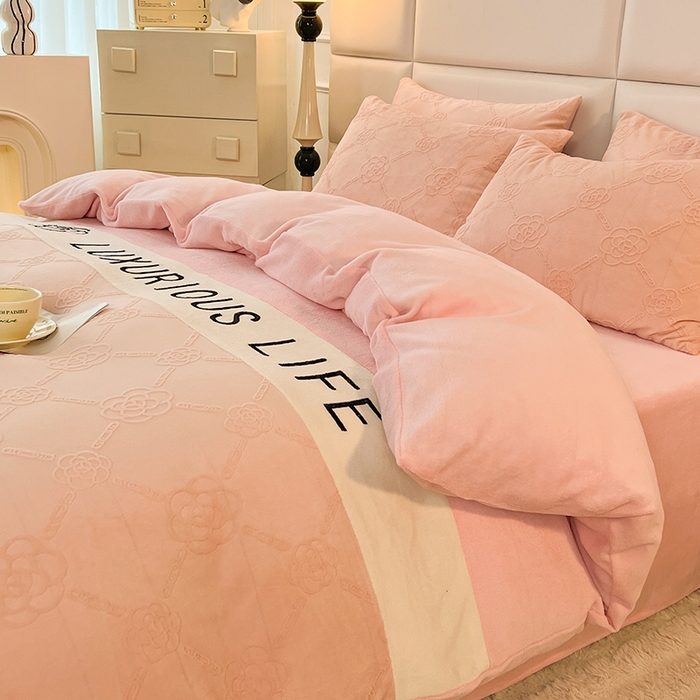 91家纺网 家纺一手货源 找家纺 绒兔兔 2023新款雕花烂花牛奶绒刺绣四件套 克洛伊系列 克洛伊-粉色