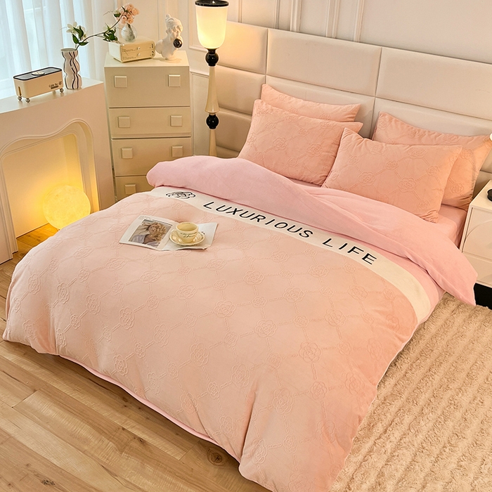 91家纺网 家纺一手货源 找家纺 绒兔兔 2023新款雕花烂花牛奶绒刺绣四件套 克洛伊系列 克洛伊-粉色