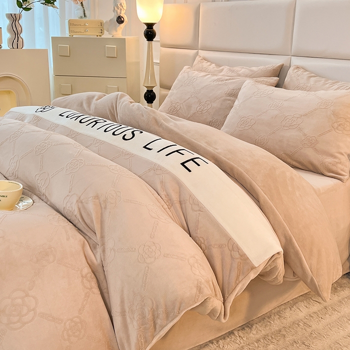 91家纺网 家纺一手货源 找家纺 绒兔兔 2023新款雕花烂花牛奶绒刺绣四件套 克洛伊系列 克洛伊-卡其