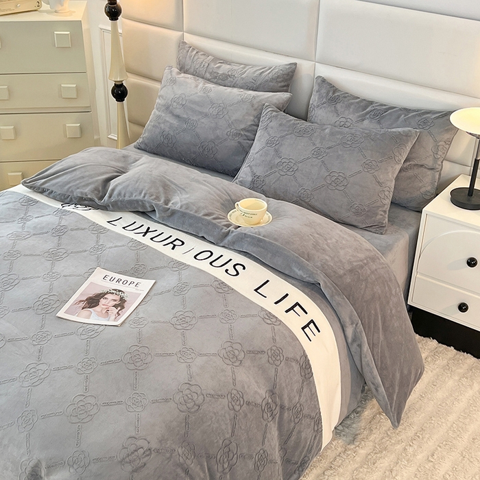 91家纺网 家纺一手货源 找家纺 绒兔兔 2023新款雕花烂花牛奶绒刺绣四件套 克洛伊系列 克洛伊-灰色