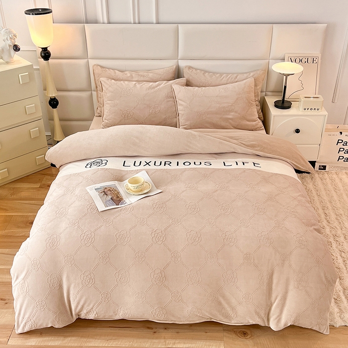 91家纺网 家纺一手货源 找家纺 绒兔兔 2023新款雕花烂花牛奶绒刺绣四件套 克洛伊系列 克洛伊-卡其